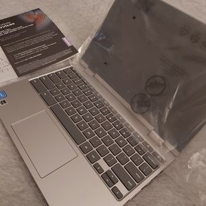 Lenovo C340 11.6" Celeron Touch 4GB/32GB Chromebook Chrome OS flips to tablet